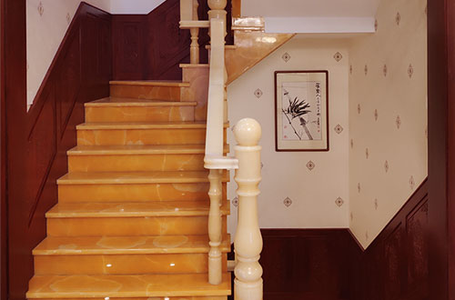 辽阳中式别墅室内汉白玉石楼梯的定制安装装饰效果